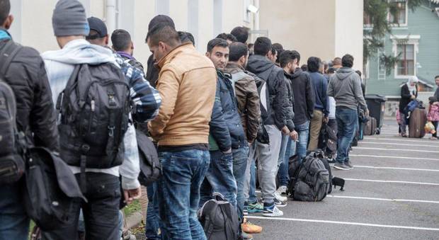 Napoli, duecento profughi in fila per l'asilo politico: ressa all'ufficio immigrazione, poliziotti feriti