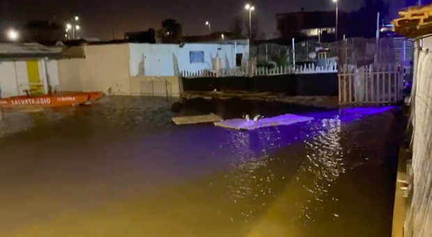 Roma, ristoranti sott'acqua e migliaia di danni a Fiumicino: «Chiediamo lo stato di calamità»