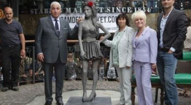 Amy Winehouse, una statua a londra consacra la fama della diva a tre anni dalla morte