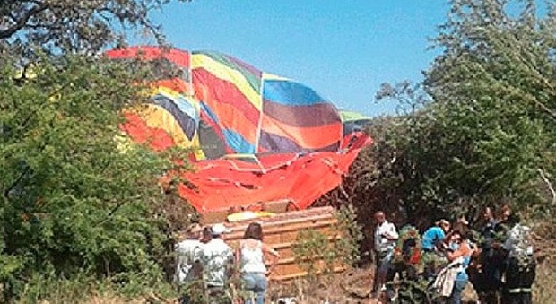 Sudafrica, la mongolfiera viene spazzata dal vento: turista precipita e muore