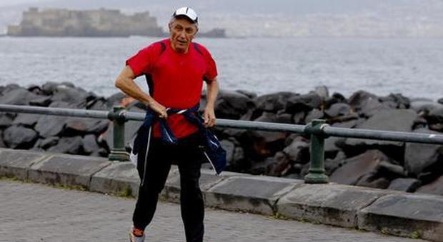Napoli, Bassolino inciampa durante la mini-maratona, polso fratturato