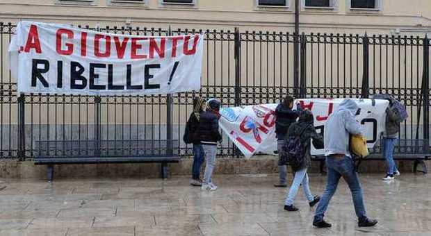 Rieti, protesta degli studenti davanti al liceo Jucci Vedi la fotogallery