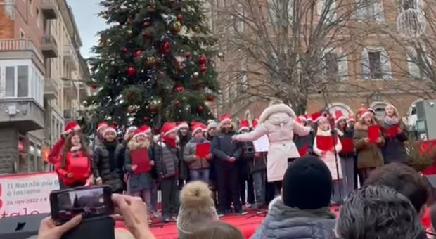 La magia del Natale cantata dai bambini: le scuole medie Pascoli e Leopardi incantano il centro di Ancona