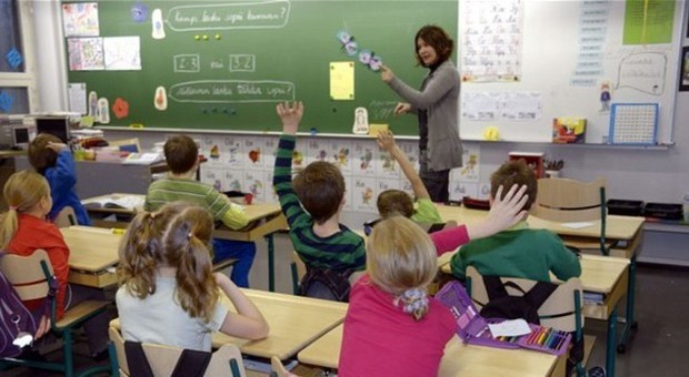Bambine di 9 anni complottano per uccidere l'insegnante con l'antibatterico: "È cattiva"