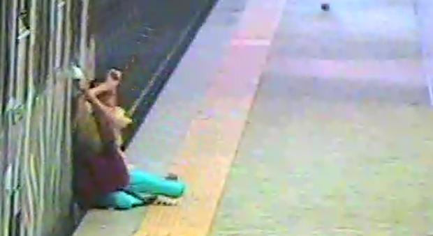 Roma, trascinata dalla metro, scatta la doppia inchiesta: il macchinista sotto torchio