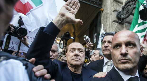 Silvio Berlusconi a Napoli: con noi il paese vince ma basta liti interne