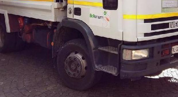Paura alla Bellunum, sabotati i camion: sbullonate le ruote