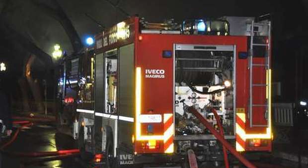Vigili del fuoco al lavoro nella notte, foto tratta da Internet