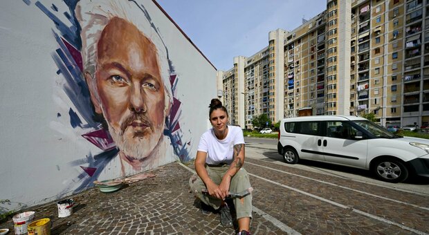 Il murale di Assange a Scampia