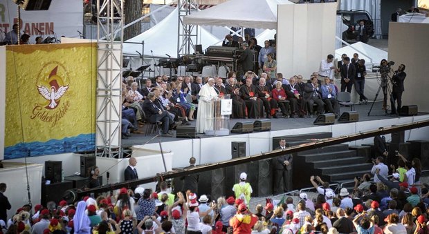 Veglia di Pentecoste, il Papa al Circo Massimo con 30mila fedeli di tutto il mondo: «Tutti insieme la pace è possibile»