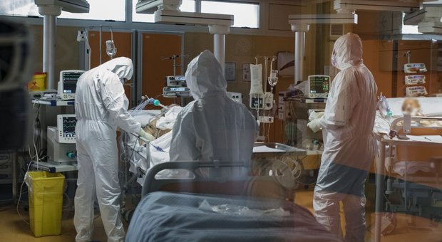 Coronavirus Covid-19: medici curano malati in terapia intensiva dell' ospedale Covid 3 (Istituto clinico CasalPalocco). foto Fracassi/Toiati Davide Fracassi/Ag.Toiati