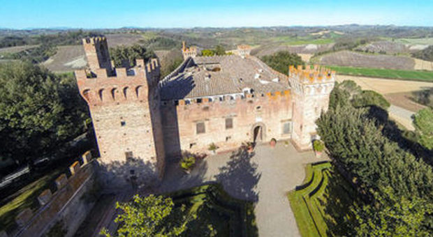 Vendesi castello fiorentino del 1400 progettato dal Brunelleschi: ospitò tre Papi