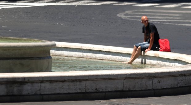 Roma, ubriaco forza la recinzione ed entra nella fontana vuota di piazza della Repubblica