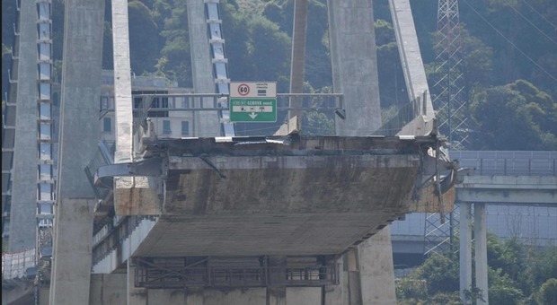 Ponte Morandi, l'ingegnere che si occupò dei rinforzi dei piloni: «Forse la causa del cedimento è la caduta di una rotolo d'acciaio da un Tir»