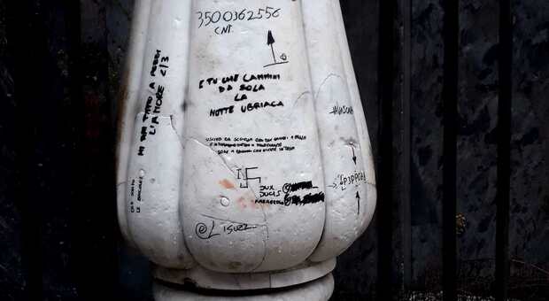 Napoli, svastiche e oscenità sull'obelisco di piazza del Gesù.«Che venga ripulito quanto prima»