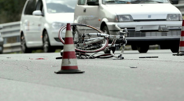 Colombo, ciclista sessantenne travolto da un'auto: morto in ospedale