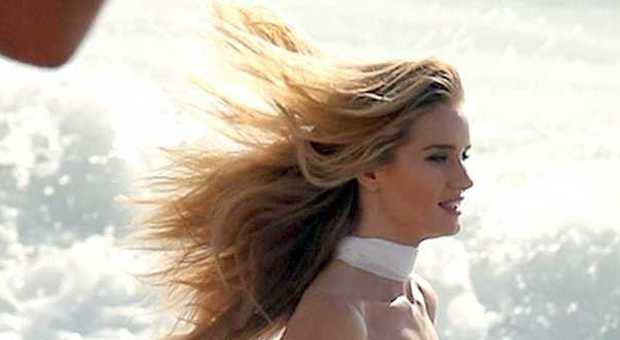 Rosie Huntington, trasparenze sexy sulle spiagge di Malibù per Victoria's Secret
