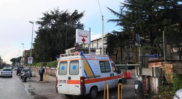 Napoli, follia in ospedale: picchia e tenta di investire una guardia giurata