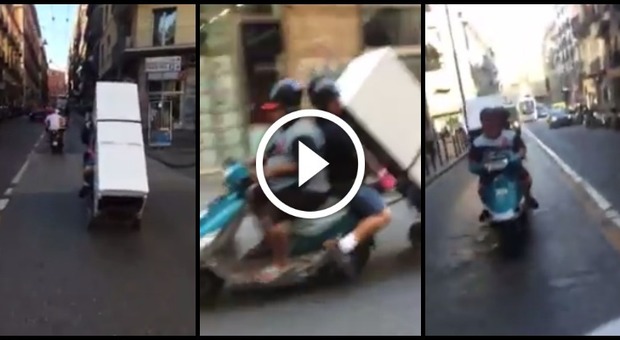 Trasportano un frigo con lo scooter: il video diventa virale