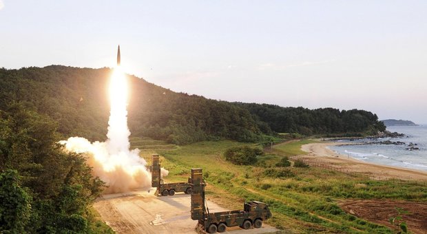 Corea del Nord lancia due missili sul Mar del Giappone: «Avvertimento per Seul»