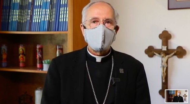 Il Papa non indossa mascherine? Ecco il tutorial del vescovo Usa: «Non è un optional»