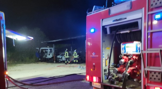 Incendio a Sabaudia: distrutti una tettoia, un mezzo pesante e un'auto