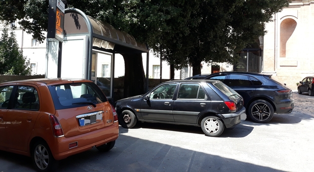 Auto parcheggiate ovunque a Perugia
