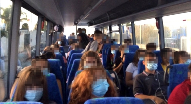 Studenti e lavoratori ammassati sui bus: il sindaco diffida la Stp