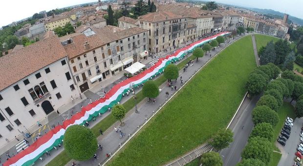 Il tricolore "occupa" viale dei Martiri (foto Fausto Padovan)