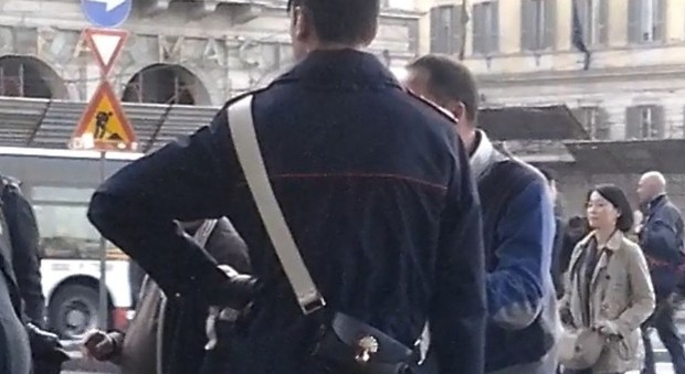 Roma, rapina cellulare a un turista a Termini: passante prova a fermarlo e viene preso a pugni
