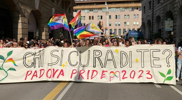 Pride oggi a Padova. L'onda arcobaleno investe la città del Santo