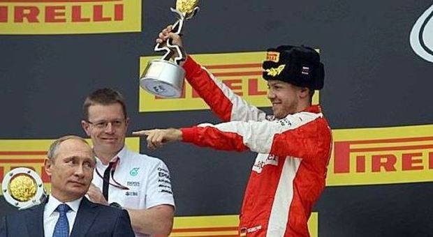 GP Russia, vince Hamilton con la Mercedes davanti alla Ferrari di Vettel. Raikkonen 8°