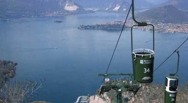 Apre la porta della cabinovia per un malore e precipita nel vuoto: dramma sul lago Maggiore