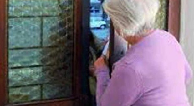 Torino, anziani soli in casa truffati da finti operatori del gas: presi un italiano e un marocchino