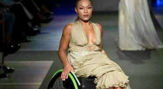 Bruna sfila in carrozzella: «Ho perso l'uso delle gambe, ma non mi fermo»