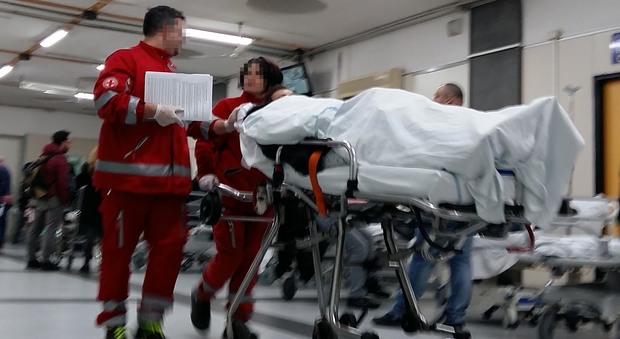 Anziana cade dalla barella in ospedale e muore: aperta un'inchiesta