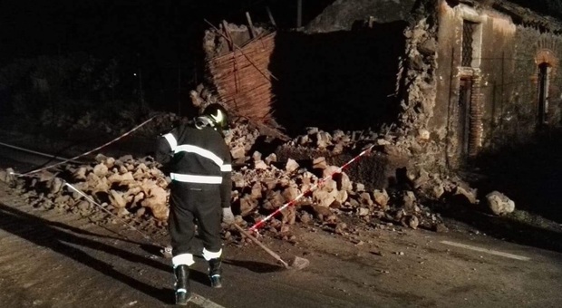 Terremoto nella notte a Catania, forte scossa magnitudo 4.8. Crolli e feriti, la gente dorme in strada