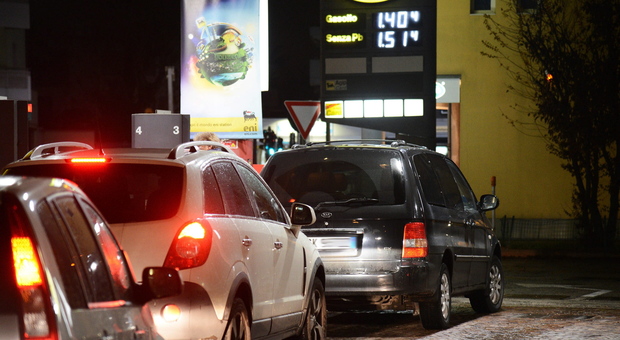 MESTRE Distributori di benzina, il pieno costa 9 euro in piu'