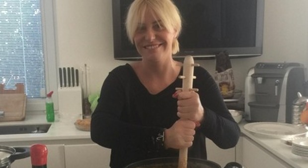 Antonella Clerici in cucina anche a Natale: prepara la polenta, ma qualcosa va storto