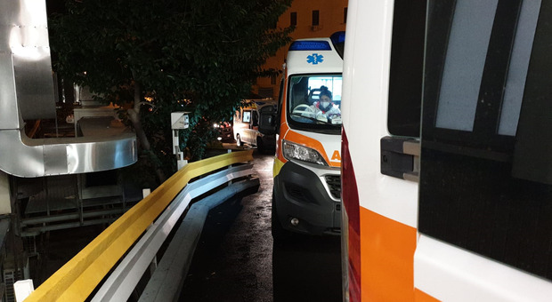 Le ambulanze in fila dinanzi al pronto soccorso
