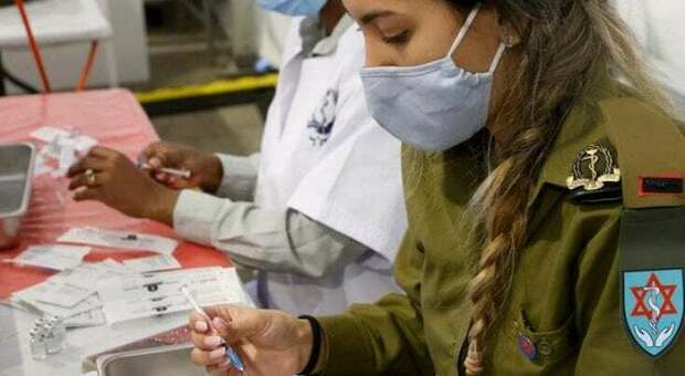 Vaccino, terza dose “booster”: reazioni simili o inferiori alla seconda, lo studio in Israele