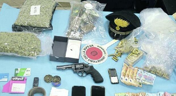 Pistola rubata e due chili e mezzo di droga in casa: arrestato un 32ennne