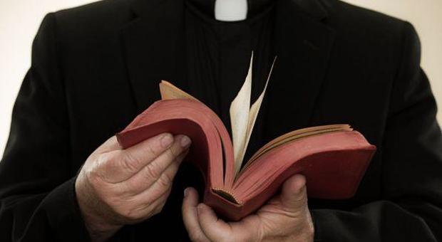 Sacerdote faceva esorcismi praticando sesso orale, denunciato