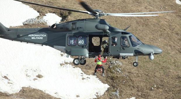 Soccorso alpino, elicotteri in volo: partecipa pure l'Aeronautica militare