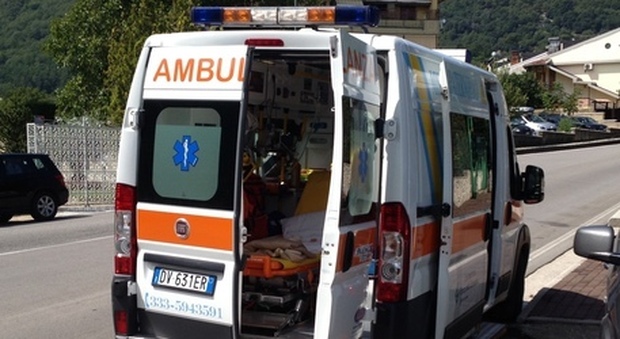 «Non ci sono mezzi»: muore mentre attende l'ambulanza arrivata dopo 90 minuti