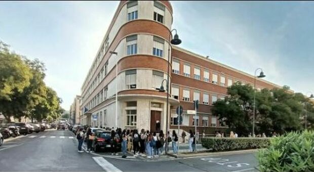 Cagliari, professore violentava le alunne in cambio di voti alti: dovrà risarcire la scuola (ma non le sue vittime)