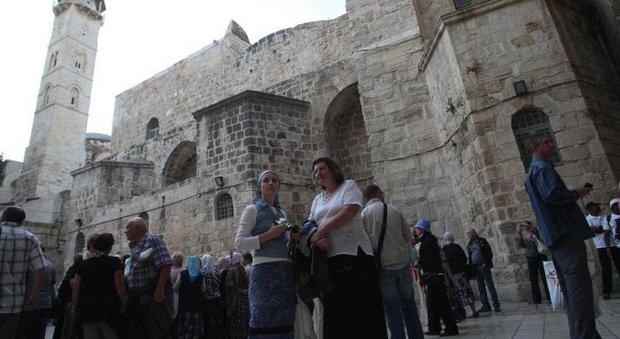 Gerusalemme, le Chiese cristiane chiudono al pubblico il Santo Sepolcro: è la prima volta nella storia