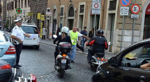 Roma, Tridente: stangata per parcheggiare. Da oggi scatta la Ztl anche per le moto. ​Garage per le 2 ruote a 150 euro al mese