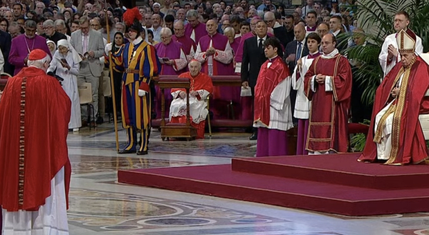 Papa Francesco consegna i Palli ai nuovi arcivescovi in segno di unità ma la cristianità non è mai stata tanto divisa