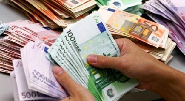 Frode dell'Iva, imprenditore e direttore commerciale agli arresti domiciliari: sequestrati quasi 9 milioni di euro